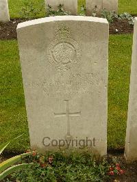 Etaples Military Cemetery - Binns, George Edward