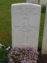 Etaples Military Cemetery - Birch, John William