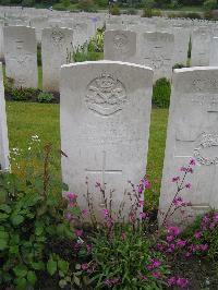 Etaples Military Cemetery - Bithell, L