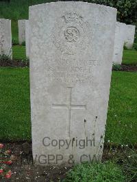 Etaples Military Cemetery - Blundell, R