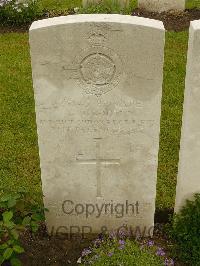 Etaples Military Cemetery - Booty, Leonard James