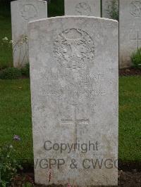 Etaples Military Cemetery - Boyce, E