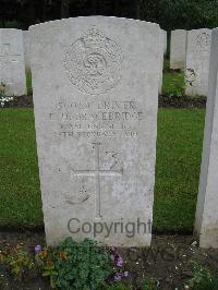 Etaples Military Cemetery - Bracebridge, E H