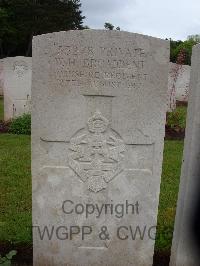 Etaples Military Cemetery - Broadbent, W H