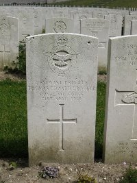 Etaples Military Cemetery - Brooker, T E