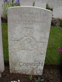 Etaples Military Cemetery - Brooks, R