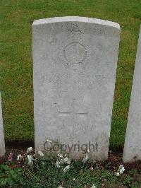 Etaples Military Cemetery - Brooks, R T H