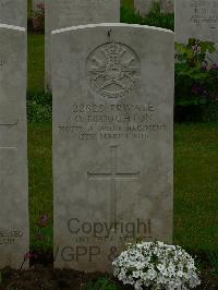 Etaples Military Cemetery - Broughton, O