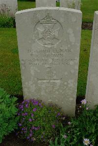 Etaples Military Cemetery - Brown, R