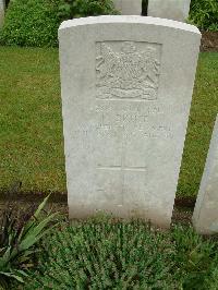 Etaples Military Cemetery - Bruce, R