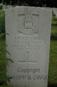 Etaples Military Cemetery - Bryant, Richard Leslie Algernon