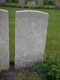 Etaples Military Cemetery - Burke, J