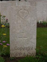 Etaples Military Cemetery - Burns, O V