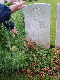 Etaples Military Cemetery - Burrows, H W