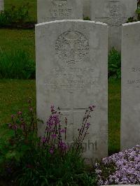 Etaples Military Cemetery - Bushby, R