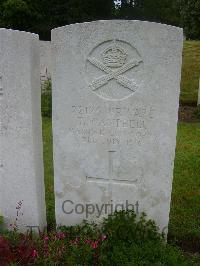 Etaples Military Cemetery - Campbell, Thomas