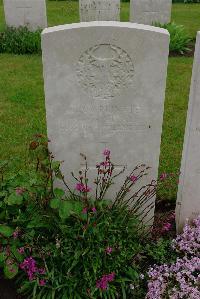 Etaples Military Cemetery - Cantlay, J