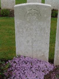 Etaples Military Cemetery - Cartridge, J G E