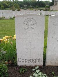 Etaples Military Cemetery - Challinger, R