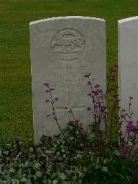 Etaples Military Cemetery - Chapman, Thomas William