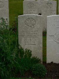 Etaples Military Cemetery - Chisholm, L