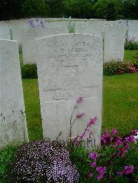 Etaples Military Cemetery - Clark, V H