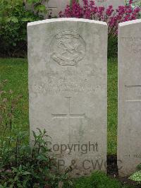 Etaples Military Cemetery - Clarke, George