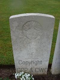 Etaples Military Cemetery - Clinton, W