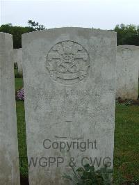 Etaples Military Cemetery - Coates, Thomas