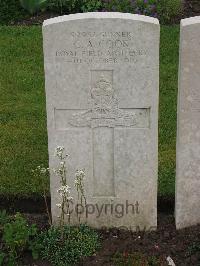 Etaples Military Cemetery - Cook, C A