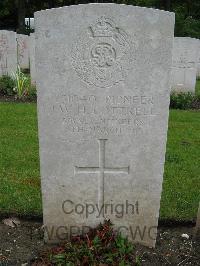 Etaples Military Cemetery - Cottrell, J W H