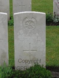 Etaples Military Cemetery - Cousins, P