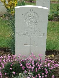 Albert Communal Cemetery Extension - Hutchinson, Titus