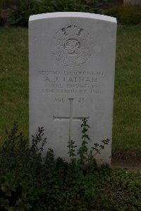 Albert Communal Cemetery Extension - Latham, Arthur James