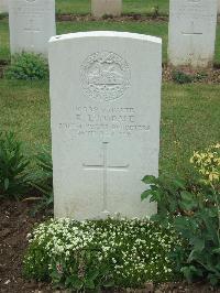 Albert Communal Cemetery Extension - Lonsdale, R