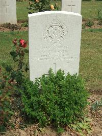 Auchonvillers Military Cemetery - Gusanie, William