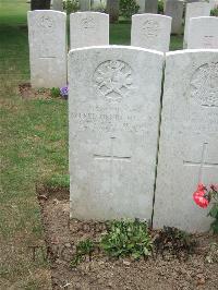 Auchonvillers Military Cemetery - Higgins, Alfred H.