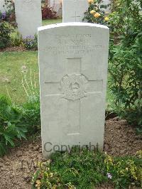 Auchonvillers Military Cemetery - Linsell, G