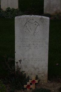 Auchonvillers Military Cemetery - MacDermott, Robert Wilson