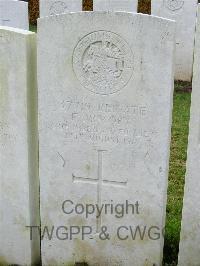 Bagneux British Cemetery Gezaincourt - Armory, F