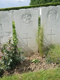 Bagneux British Cemetery Gezaincourt - Barker, P C