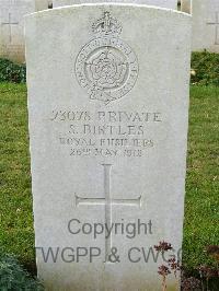 Bagneux British Cemetery Gezaincourt - Birtles, S