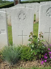 Bagneux British Cemetery Gezaincourt - Bonter, L E