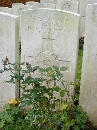 Bagneux British Cemetery Gezaincourt - Brooks, T