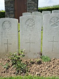 Bagneux British Cemetery Gezaincourt - Calcroft, W E