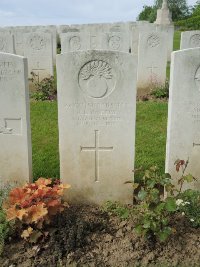 Bagneux British Cemetery Gezaincourt - Carter, J L