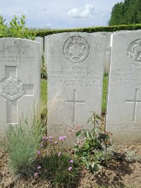 Bagneux British Cemetery Gezaincourt - Cave, Edward Charles