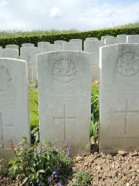 Bagneux British Cemetery Gezaincourt - Cox, G H