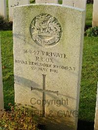 Bagneux British Cemetery Gezaincourt - Cox, Robert