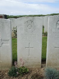 Bagneux British Cemetery Gezaincourt - Davies, Max John